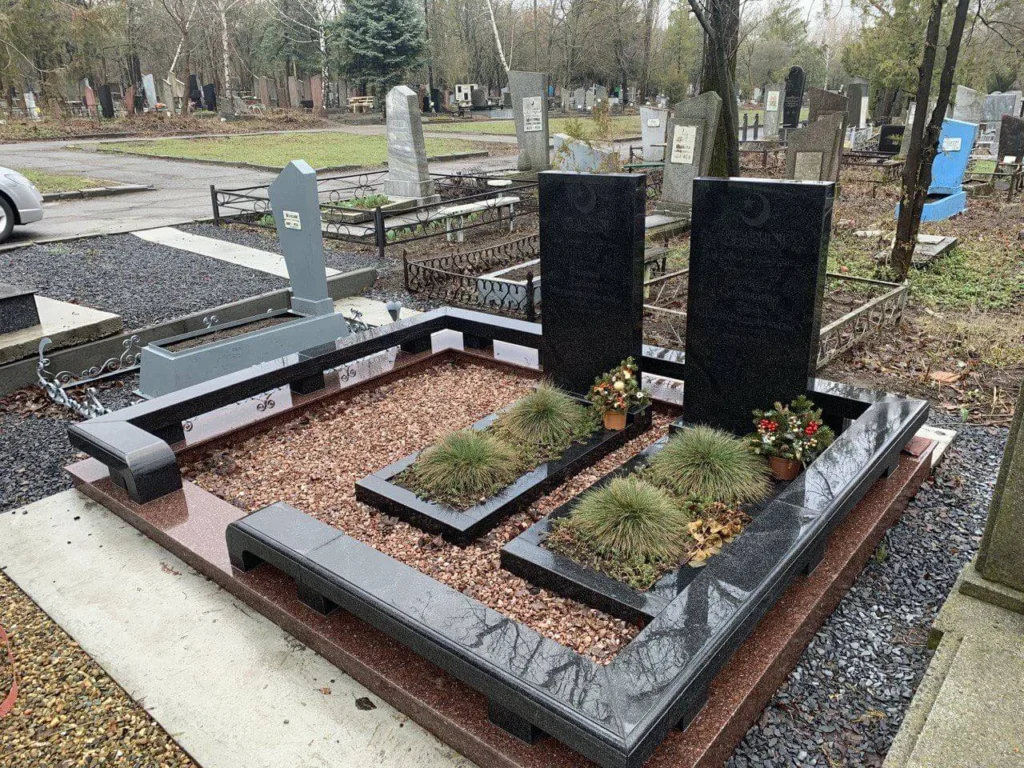 Гранитная площадка с двумя мусульманскими памятниками