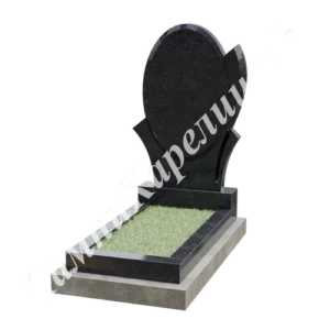 Фигурная стела из чёрного гранита с круглым верхом и боковыми выступами