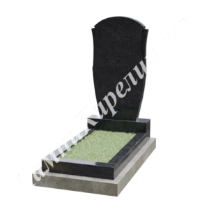 Фигурная вертикальная стела из чёрного гранита с плечиками по верхнему краю, сужающаяся к верху