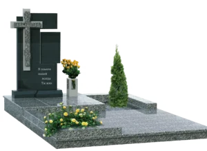 Мемориальный комплекс: стела из чёрного гранита с наложенными панелями разной высоты и крупным серым латинским крестом