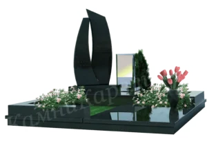 Мемориальный комплекс: две изогнутые чёрные стелы, по периметру низкий бордюр, ваза с тюльпанами