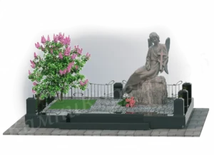 Мемориальный комплекс: белая скульптура ангела, сидящего на камне, кованая ограда, чёрные столбики по углам, тёмная плита