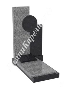 Прямая вертикальная стела из серого гранита, рядом чёрная стела с круглым медальоном