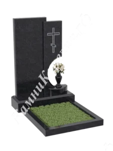 Прямые вертикальные стелы из чёрного гранита, на одной из них гравированный православный крест, рядом ваза с белыми розами